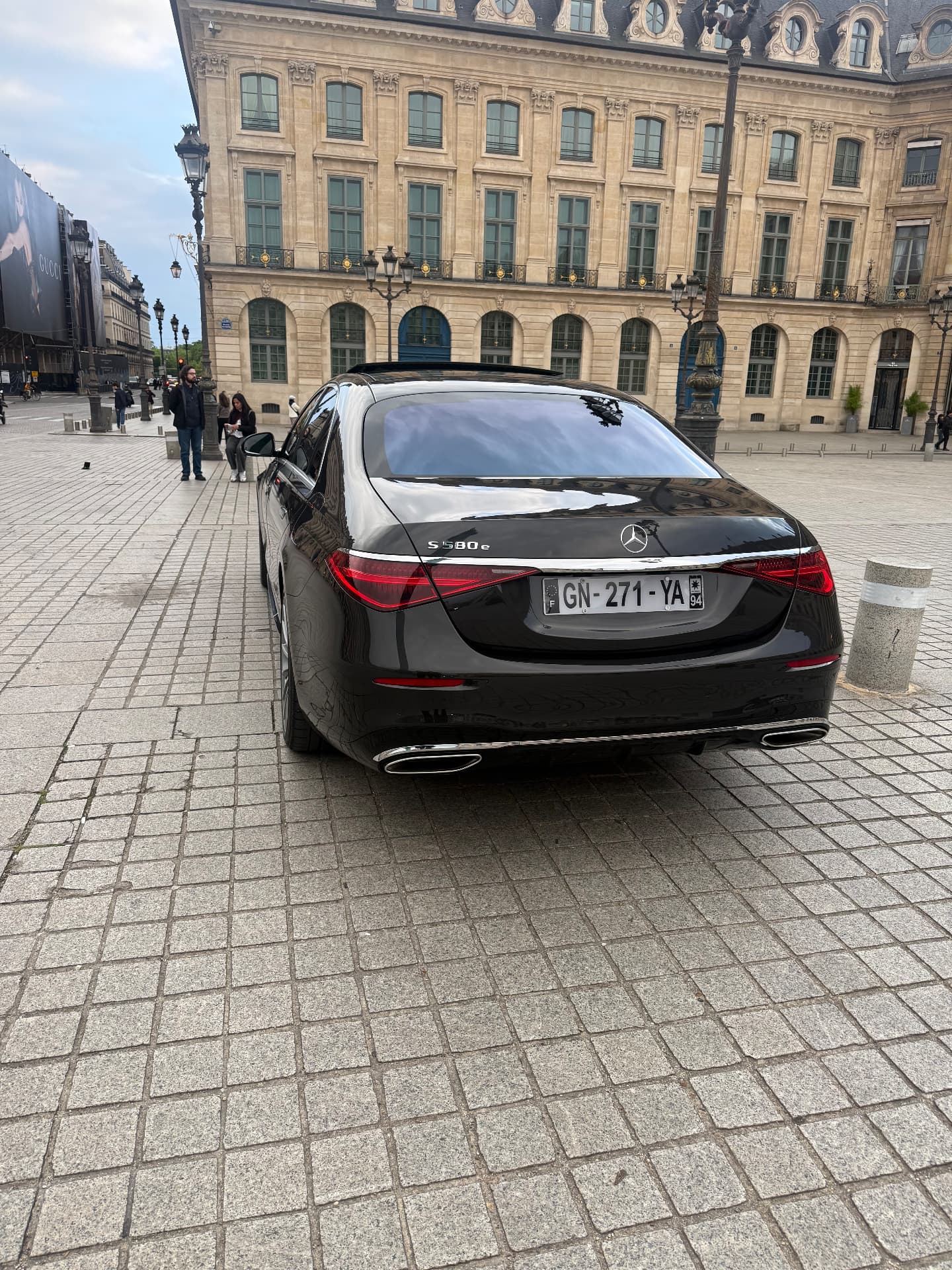 Mercedes Classe S vue arrière à Paris, feux et ligne de toit