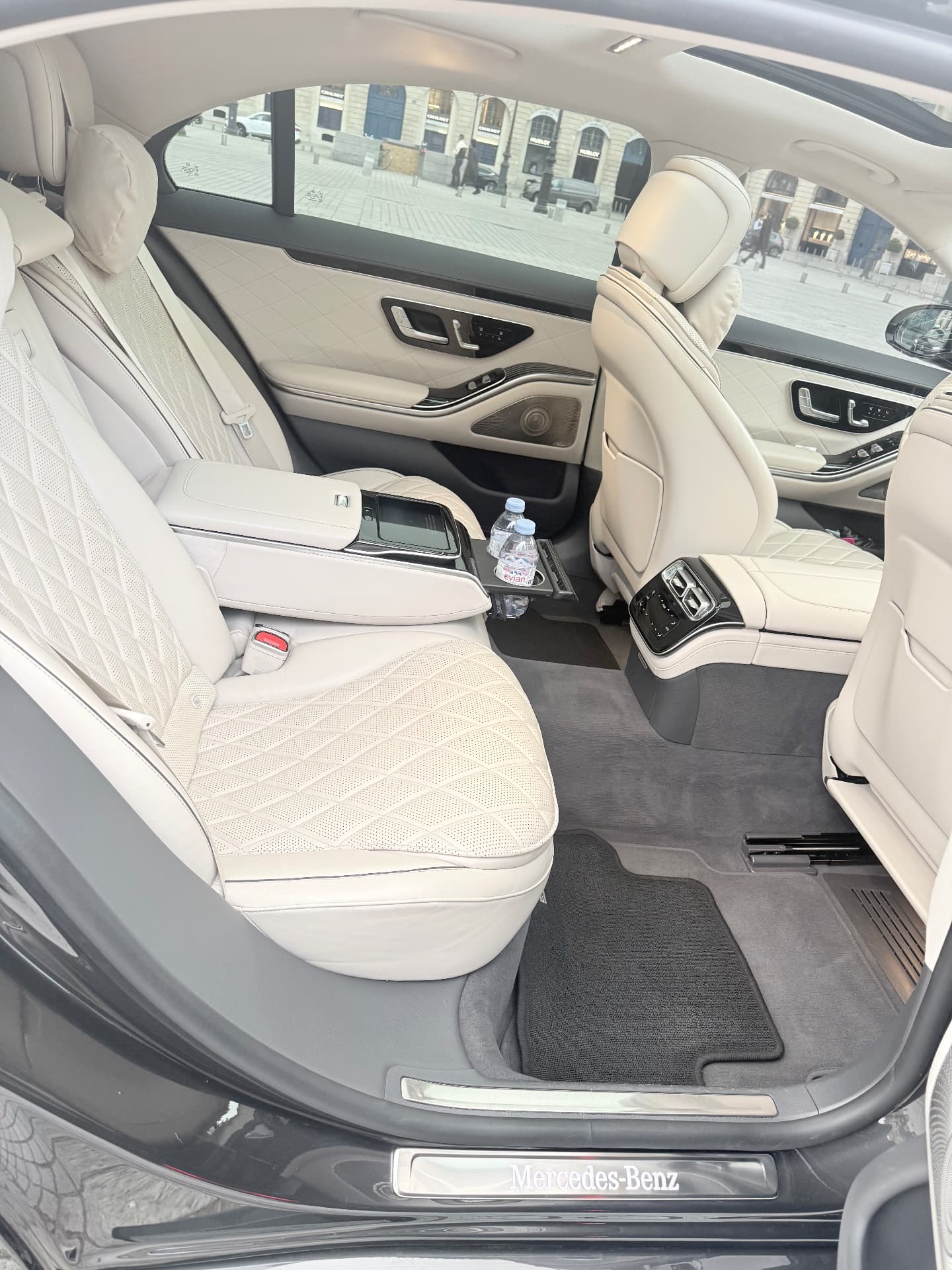 Banquette arrière de la Mercedes Classe S avec accoudoirs et porte-gobelets