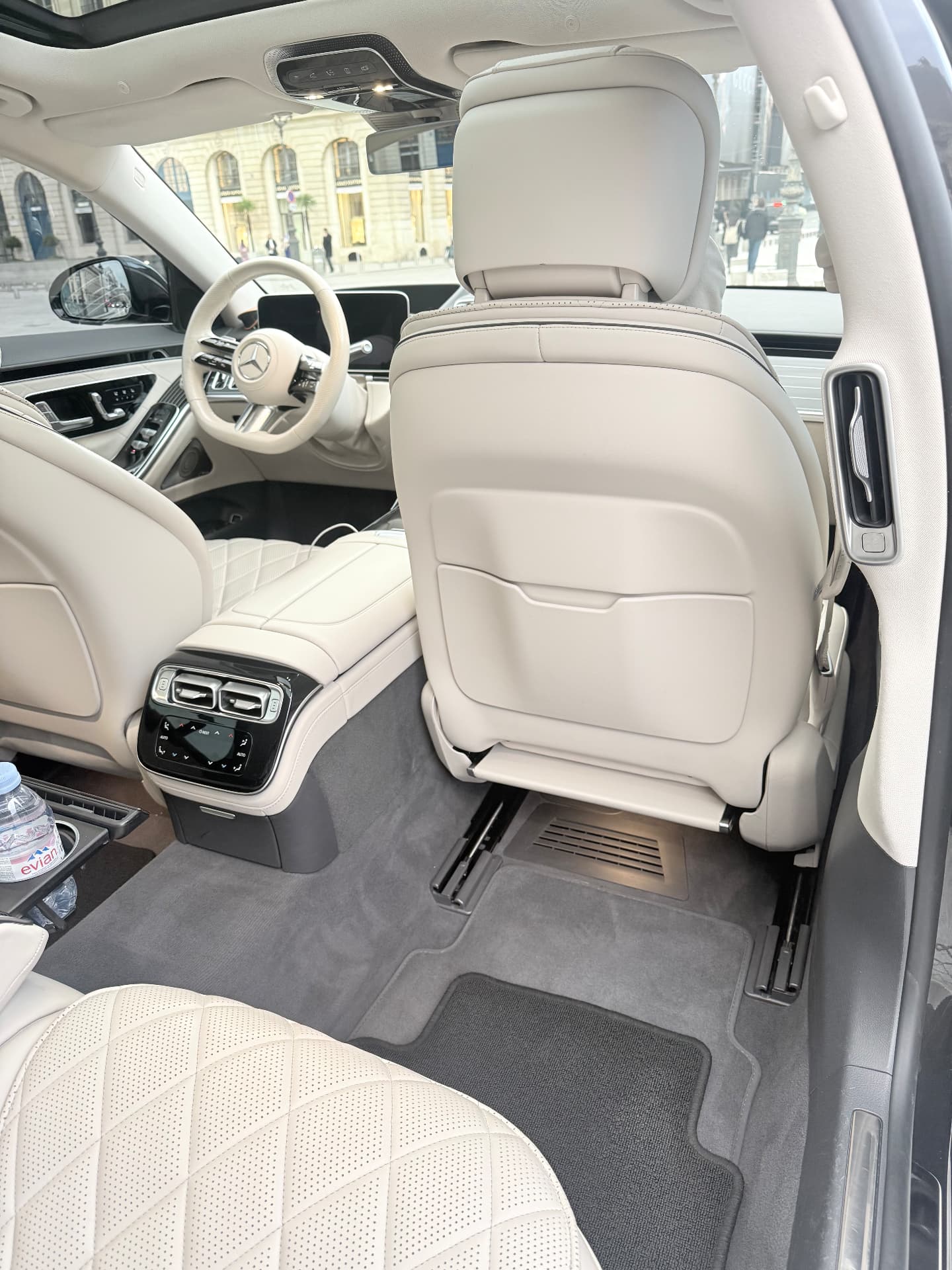 Intérieur Mercedes Classe S, cuir beige clair, vue depuis la banquette