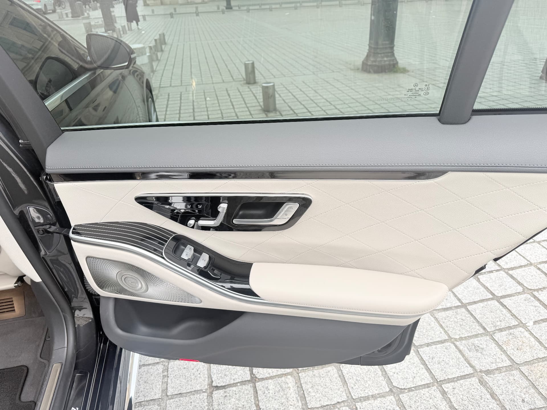 Détail des finitions de la porte intérieure de la Mercedes Classe S